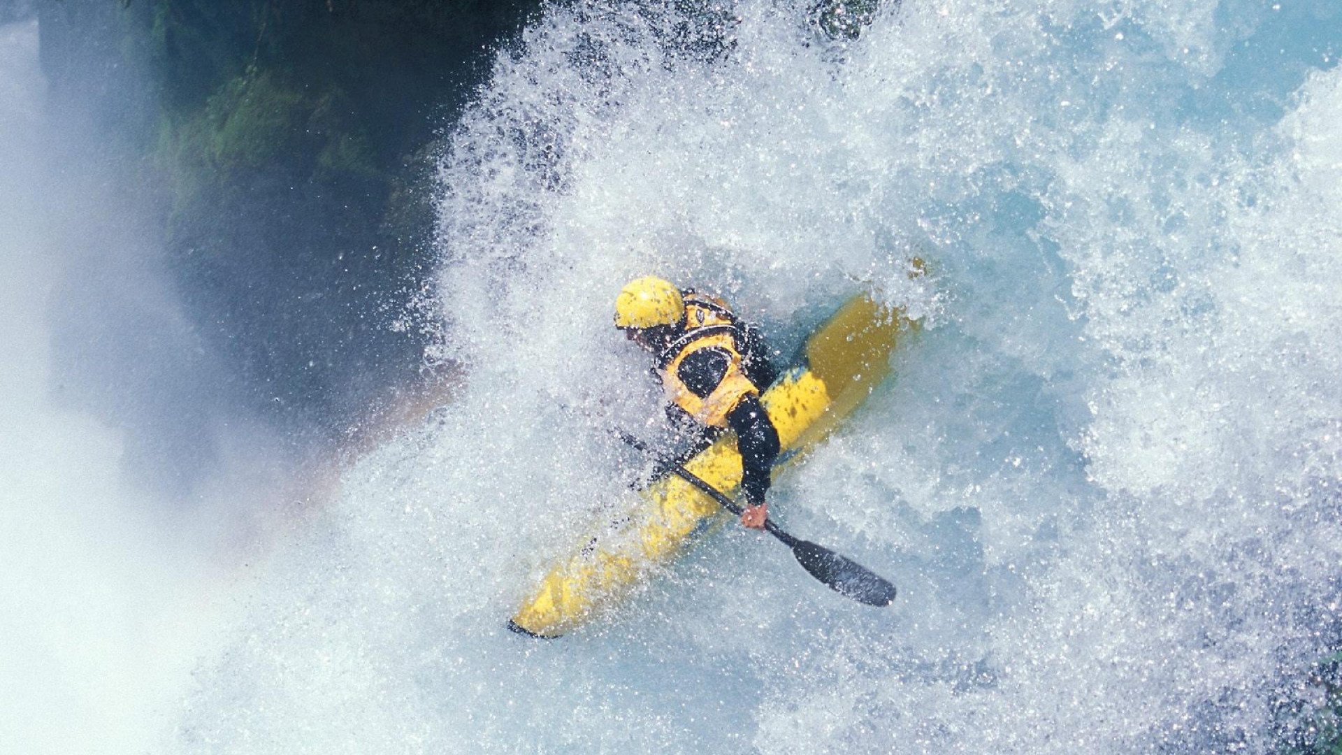 开云体育登录-赛道与绿茵的交响，当F1年度争冠遇上巴萨式节奏掌控